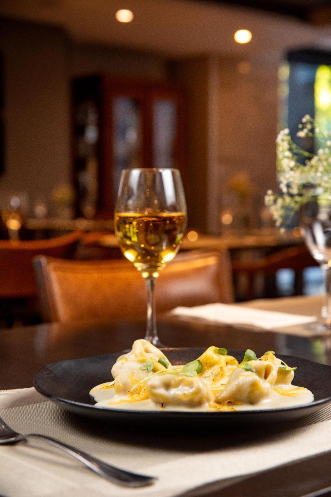 Art Hotel Transamerica Collection Porto Alegre Bagian luar foto A glass of white wine