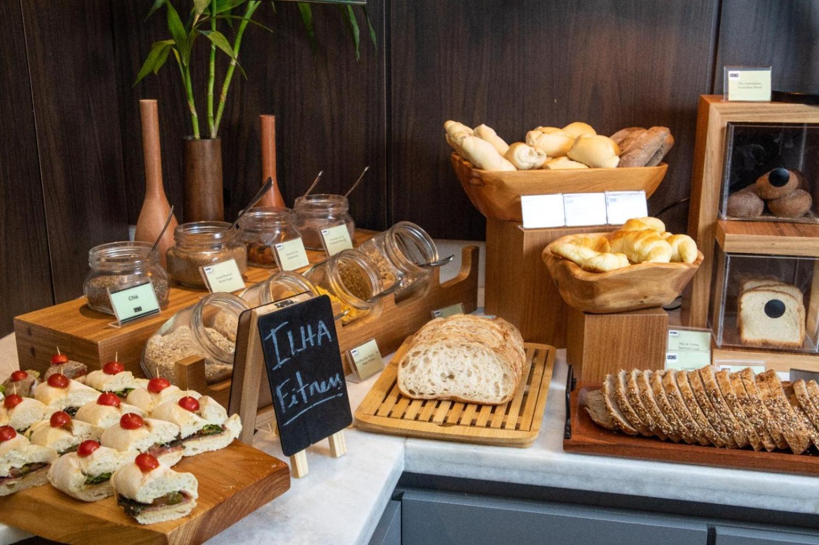 Art Hotel Transamerica Collection Porto Alegre Bagian luar foto A selection of breads and pastries at a buffet
